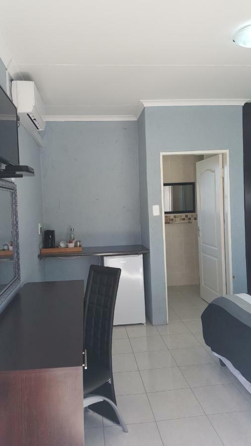 Silver Rest Guesthouse Mafikeng Exteriör bild