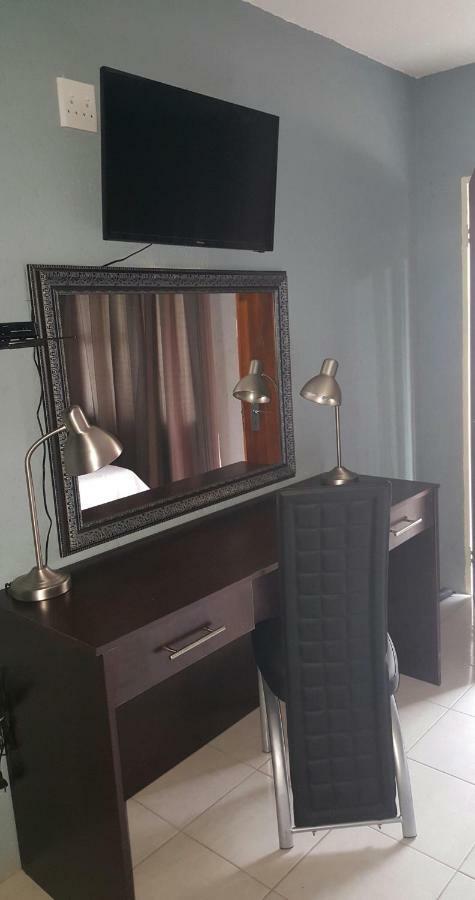 Silver Rest Guesthouse Mafikeng Exteriör bild